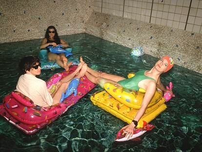 Fue un joven Philippe Starck quien aceptó el desafío de convertir unos viejos baños parisinos en un local de fiesta de finales del siglo XX. Hoy, Les Bains Douches vuelve a estar de moda.