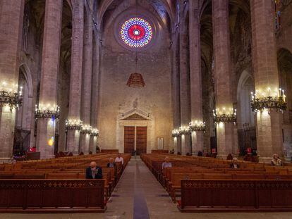 Celebración de la primera misa en la catedral de Palma tras ser suspendidas por la covid.