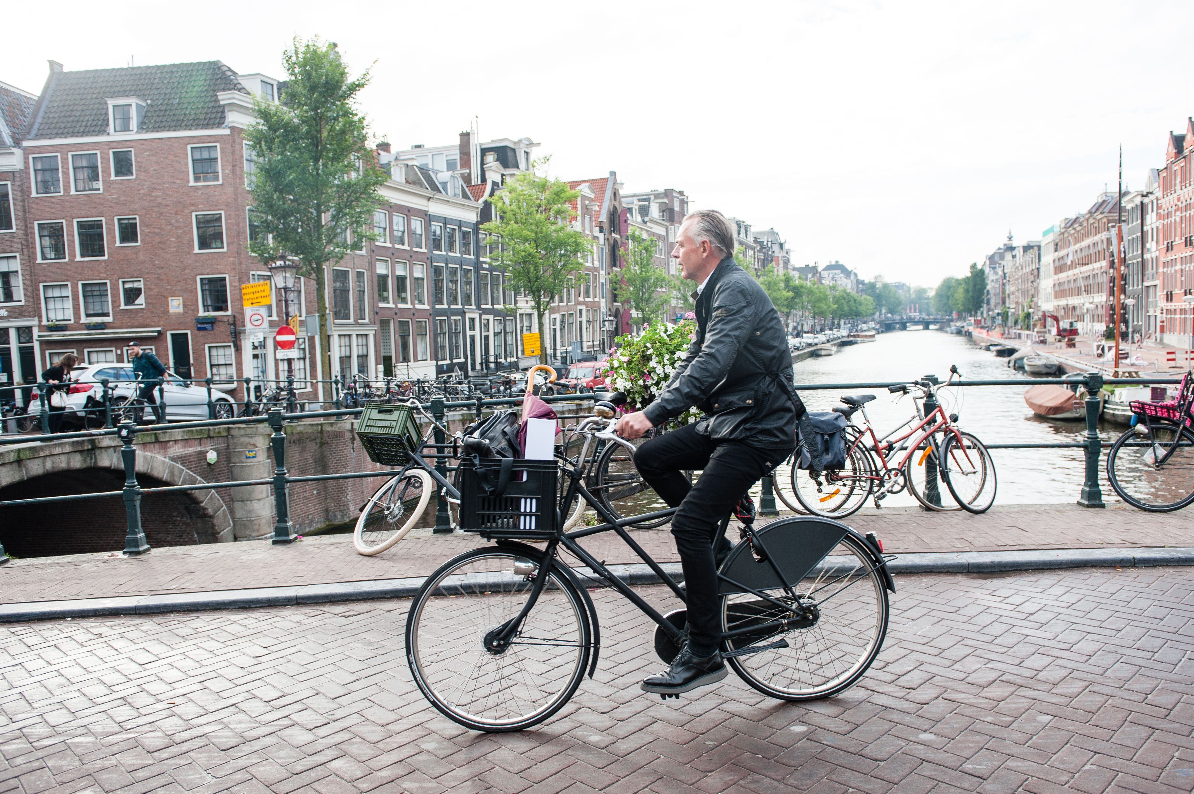 Un hombre se desplaza en bici a su trabajo en Ámsterdam.