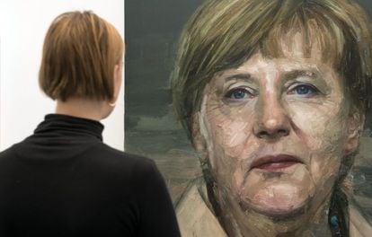Una mujer contempla el retrato de la canciller alemana, Angela Merkel, realizado por el artista irland&eacute;s Colin Davidson, en Londres. 