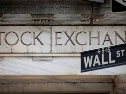 Entrada de la Bolsa de Nueva York (NYSE) en Wall Street, Nueva York.