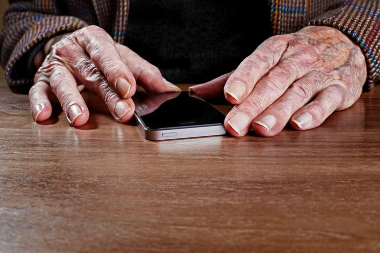 Un hombre mayor sostiene un 'smartphone'