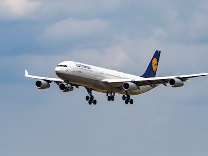 Un avión comercial durante la fase de aterrizaje.