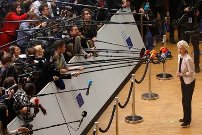 La presidenta de la Comisión Europea, Ursula von der Leyen, habla con los medios de comunicación a su llegada a una cumbre de la UE en Bruselas.
