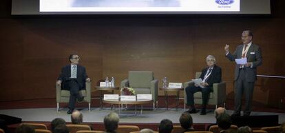 Antonio J. Cobo, director general de General Motors España; José Manuel Machado, presidente de Ford España, y Francisco Roger, socio de KPMG, durante el Encuentro del Sector de Automoción del IESE en Barcelona.