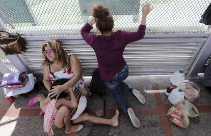 Inmigrantes de Honduras esperan para pedir asilo en Matamoros. 