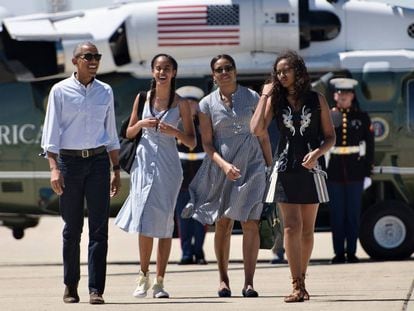 Barack y Michelle Obama con sus hijas Malia (primera por la izquierda) y Sasha (a la derecha de la imagen) en junio de 2016. 