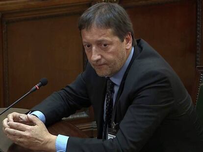 El director gabinete jurídico del a Generalitat, Francesc Esteve, durante su declaración en el Tribunal Supremo. En vídeo, fragmento de la declaración de Esteve y de Mireia Boya, exdiputada del Parlament.