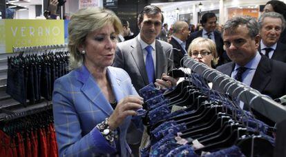 Esperanza Aguirre, de visita en un comercio. 