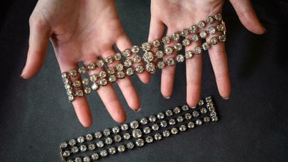 Llevan 112 diamantes de talla antigua, de entre un quilate para los más pequeños y más de cuatro para los grandes del centro. Las joyas podrían alcanzar los 1,8 y 3,7 millones y se venderán en un único lote el próximo 9 de noviembre.