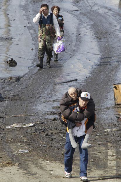 Habitantes de Tagajo (cerca de Sendai, al noreste de Japón) son evacuados de sus hogares tras el maremoto del 11 de marzo.