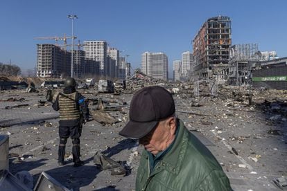 Ruinas de un centro comercial bombardeado por las tropas rusas en Kiev, en una imagen del día 21.