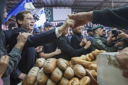 El l&iacute;der del partido laborista israel&iacute;, Isaac Herzog, en un mercado en Tel Aviv el 1 de julio. 