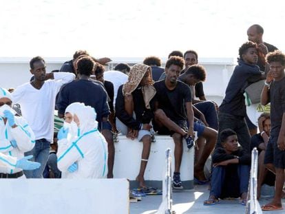 Los migrantes a bordo del Diciotti aguardan un acuerdo atracados en el puerto de Catania / En vídeo, declaraciones del portavoz de la Comisión Europea
