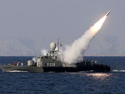 Un barco iran&iacute; prueba un misil de medio alcance este domingo en el mar de Om&aacute;n, cerca del estrecho de Ormuz.