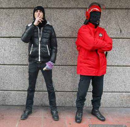 Un agente de la Ertzaintza, ante unos grandes almacenes en el centro de Vitoria durante la jornada de paro convocada los sindicatos nacionalistas en el País Vasco.