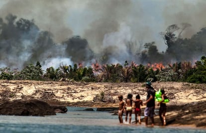 Quema de terrenos en el río Xingú (Brasil) para levantar la presa Belo Monte.