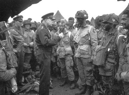 Dwight Eisenhower despide con una sola orden el 5 de junio de 1944 a los paracaidistas de EE UU que tomarán Normandía: "Victoria total, nada más".