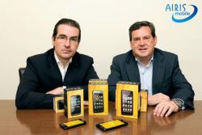 Jose Vicente Molera, presidente de Airis, junto a Jaime Bustillo, su socio en el nuevo operador m&oacute;vil virtual. Ambos muestran algunos modelos de smartphones de la compa&ntilde;&iacute;a. 