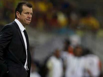 Dunga dirige un partido de Brasil, contra Uruguay en marzo pasado. 