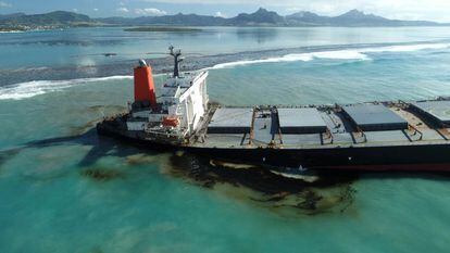 El carguero 'MV Wakashio' frente a las costas de Isla Mauricio. / GREENPEACE AFRICA