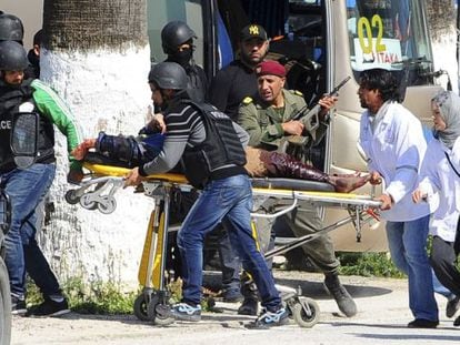 Los servicios de rescate y emergencias evacuan una víctima del atentado al Museo Bardo de Túnez, el pasado 18 de marzo.