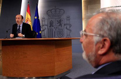 Alfredo Pérez Rubalcaba comparece en rueda de prensa, ante la mirada de Pere Navarro, en febrero de 2011.