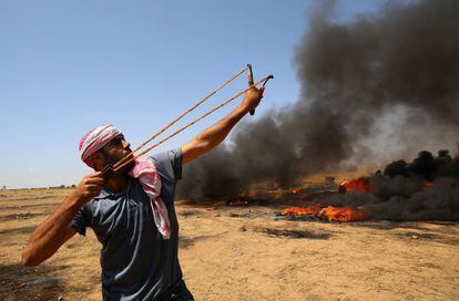 Un manifestante palestino durante los enfrentamientos con las tropas israelíes en la franja de Gaza. 