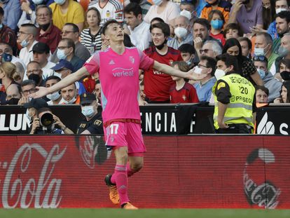 El delantero croata de Osasuna Ante Budimir celebra su gol, segundo del equipo navarro al Valencia (1-2).