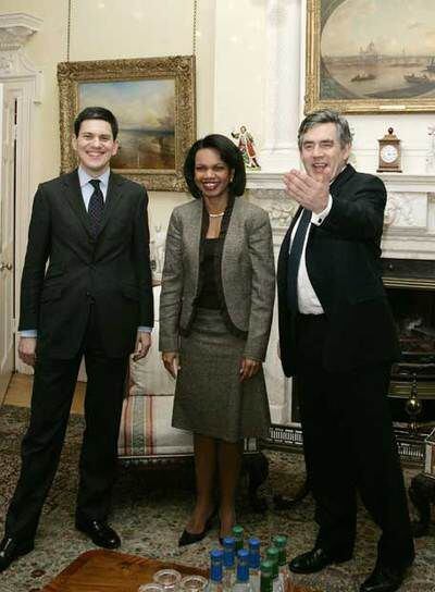 David Miliband, Condoleezza Rice y Gordon Brown, ayer en Londres.