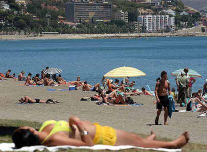 Turistas, ayer, en la playa de La Malagueta.