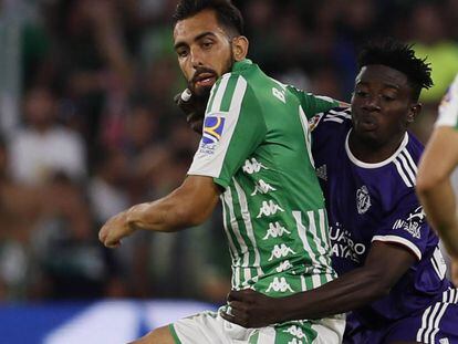 Borja pelea el balón con Salisu. 