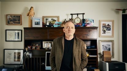 El escritor Dennis Lehane posa en su casa de Los Ángeles.