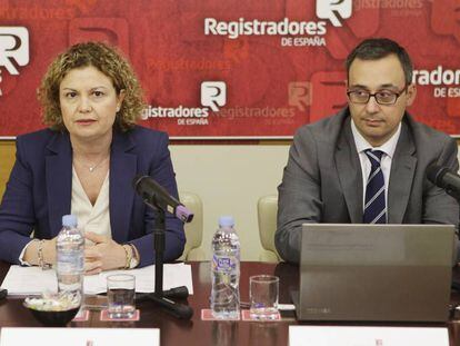 María Emilia Adán, decana del Colegio de Registradores, y Jose Miguel Tabarés, vicedecano colegial.