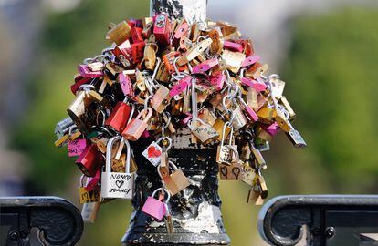 Un auténtico ramillete de candados sobre la estructura del Pont des Arts de París, colocados por parejas de enamorados.