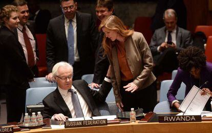 La embajadora de EE UU en la ONU, Samantha Power, habla con Vitaly Churkin, su homólogo ruso.