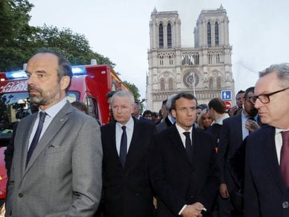 Emmanuel Macron (centro), durante el incendio de la catedral de Notre Dame, el pasado lunes.