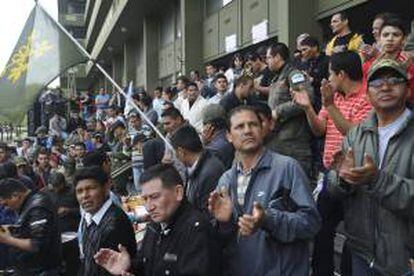 Personal de la Gendarmería continúa las protestas en el edifico Centinela, sede de esa fuerza de seguridad el sábado 6 de octubre de 2012, en el barrio de Retiro, Buenos Aires (Argentina).