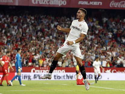 André Silva celebra uno de sus goles al Madrid.  