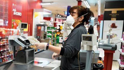 Cajera de un supermercado provista con elementos de protección frentre al coronavirus.
 