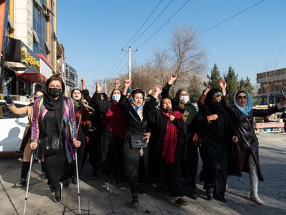 Un grupo de afganas protestan, el 22 de diciembre, contra el veto de los talibán a que las mujeres puedan acceder a la universidad.