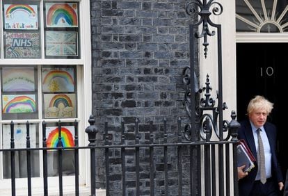 El primer ministro, Boris Johnson, abandona este miércoles su residencia de Downing Street