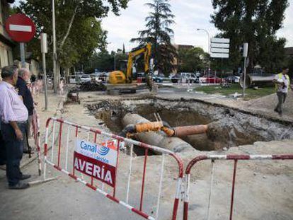 El hundimiento, ocurrido esta madrugada, ha ocasionando problemas en el tráfico al cortarse varios carriles de la concurrida vía