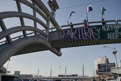Un grupo de activistas del grupo de acompañantas de Tijuana, las Bloodys, extienden una pancarta por el Día de Acción Global por un aborto legal y seguro, en Tijuana, México.