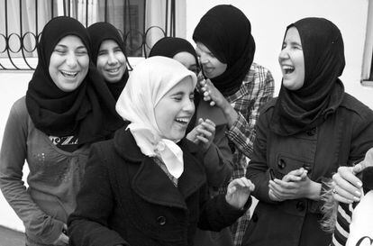 Un grupo de amigas, en el Institut Taha Hussein Tetuán Marruecos, en abril de 2011.