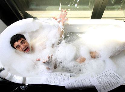 Rolando Villazón, demostrando el pasado lunes que no sólo canta en la ducha, sino también en la bañera.