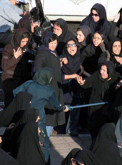 Mujeres policías se enfrentan a un grupo de manifestantes.
