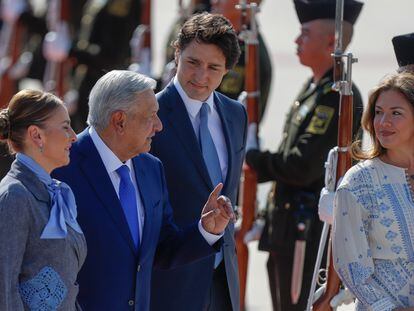 El presidente mexicano Andrés Manuel López Obrador y su esposa Beatriz Gutiérrez Müller reciben al Primer Ministro de Canadá Justin Trudeau y a su esposa Sophie Grégoire, en el Aeropuerto Internacional Felipe Ángeles, en el municipio de Zumpango, México.
