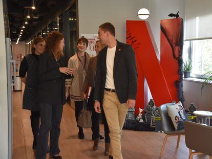 El candidato socialista Juan Lobato en una visita a Netflix, junto a la directora de Relaciones Institucionales para España y Portugal, Esperanza Ibáñez y la Coordinadora de Políticas Públicas Beatriz Álvarez, entre otras directivas.