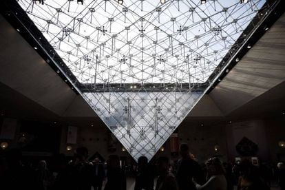 Vestíbulo del Museo de Louvre, el pasado marzo, cuando se celebraba el 30 aniversario de la construcción de la pirámide de I.M. Pei. |